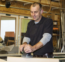 Tischlermeister Ludwig Manss in seiner Werkstatt in Gütersloh