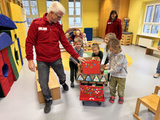 Die Kinder spendeten in der Adventszeit an den Sozialmarkt für bedürftige Menschen! Statt etwas aus dem Adventkalender herauszunehmen, legten die Kinder Lebensmittel, Kleidung, etc. in eine große Weihnachtskiste, die dann der Sozialmarkt abholte!