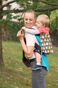 Podaegi Babytrage von Huckepack, gefertigt aus Girasol Tragetuch.