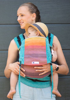 Babytrage mit stufenlos mitwachsendem Steg, anpassbarem Rückenpanel, aus 100% Bio- Baumwolle, Tragetuchstoff.