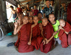 Niños (monjes y laicos) escolarizados en el monasterio.