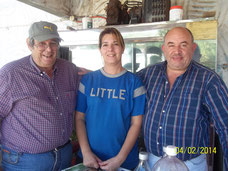 Con los esposos Herrera Saleme, almuerzo en el parque de la bodega. 28-03-14