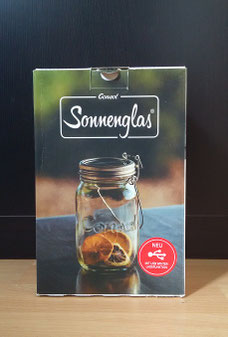 Das Sonnenglas® verpackt. Neuerdings mit Micro-USB zum Aufladen ansonnenlosen Tagen.
