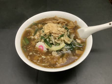 福生ラーメン　ポロ春です。福生駅近くにあるラーメン店です、こんぶ、ソーダガツオなどのだしを使った体に優しいスープが特徴です。メニューもボリュームも他の店より多いのが自慢です。米軍横田基地が近く、米国人のお客様もいらっしゃいます。英語の対応もドル払いもOKです。