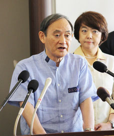 各面談の終了後、記者会見する菅官房長官=19日、ホテルゆがふいんおきなわ