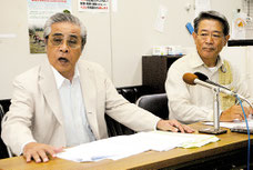 仮処分申し立て後、記者会見する上地、田里共同代表(左から)=1日午後、官公労共済会館