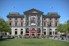 Grosses Museumsgebäude hinter einer Wiese
