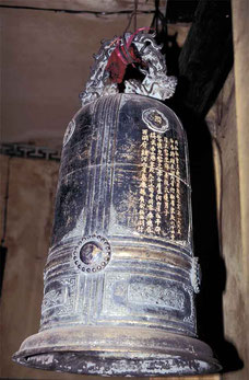Cloche de monastère en bronze à battant externe. © P. Kersalé 1998-2024.