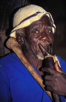 Grand flûte à embouchure terminale jouée autrefois lors des vengeances. © P. Kersalé 1999-2024.