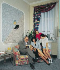 Familie in einem Wohnzimmer