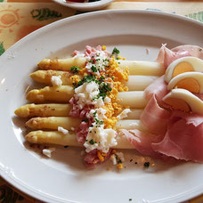 weisser Spargel mit Kochschinken