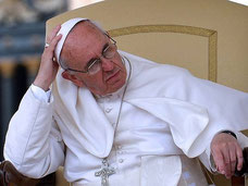 El papa Francisco aparece cansado luego de una agotadora jornada de actos públicos en el Vaticano.
