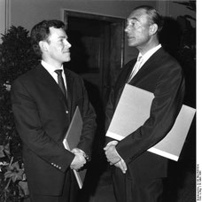 Paul Baumgarten, rechts, bei der Verleihung des Berliner Kunstpreises 1960. Bundesarchiv, B 145 Bild-P057014/CC-BY-SA 3.0
