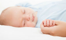 Ein gestilltes Baby schläft entspannter und ist gesünder. (© ia_64 - Fotolia.com)