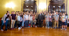 Die JPRS-Schüler mit dem Präfekten von Parma