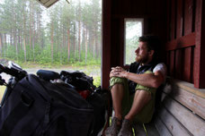 Pause an einer Bushaltestelle