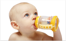 Was sagen Zahnärzte zur Nuckelflasche? (© Photoproductions - Fotolia.com)