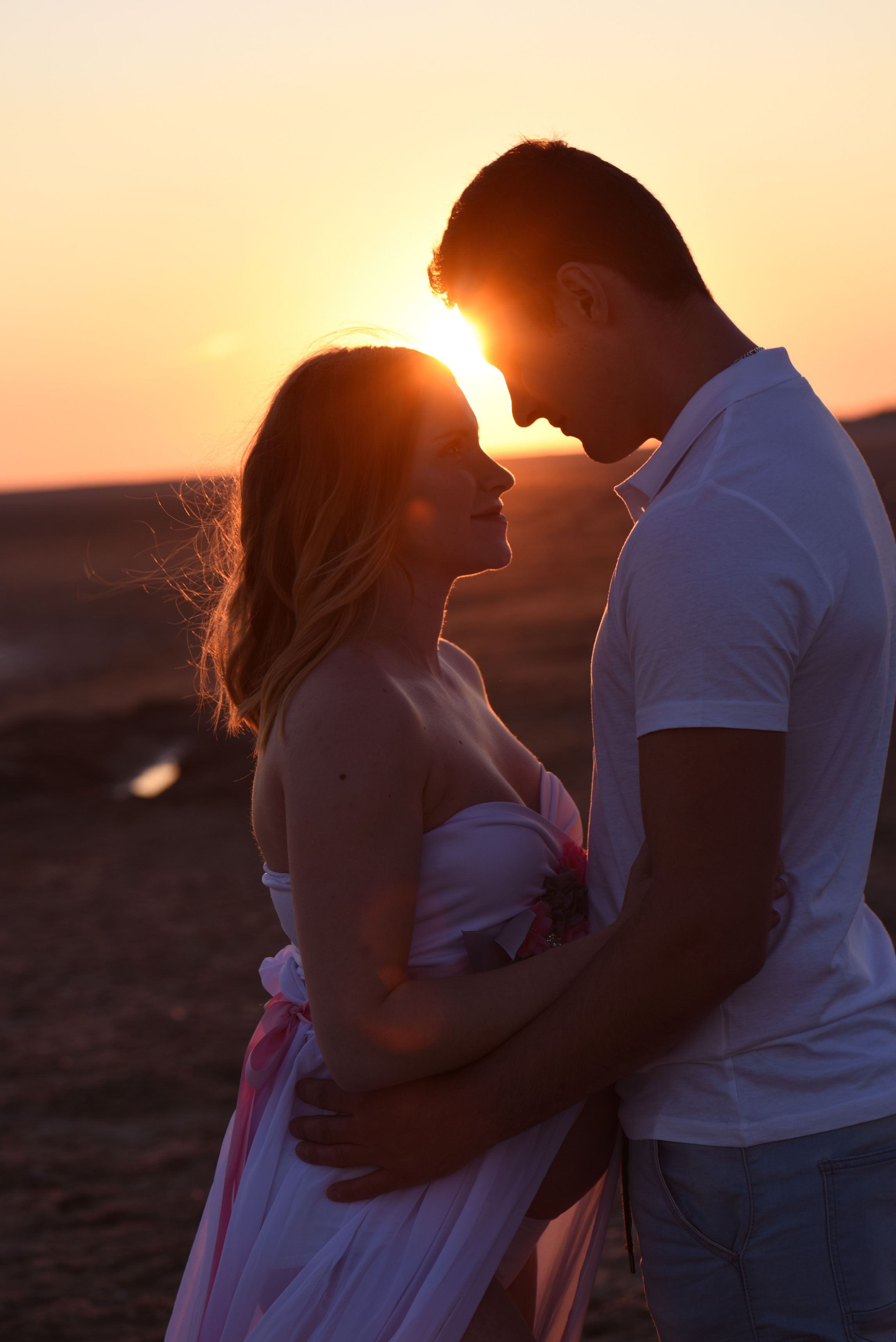 Verliefde koppel op het strand