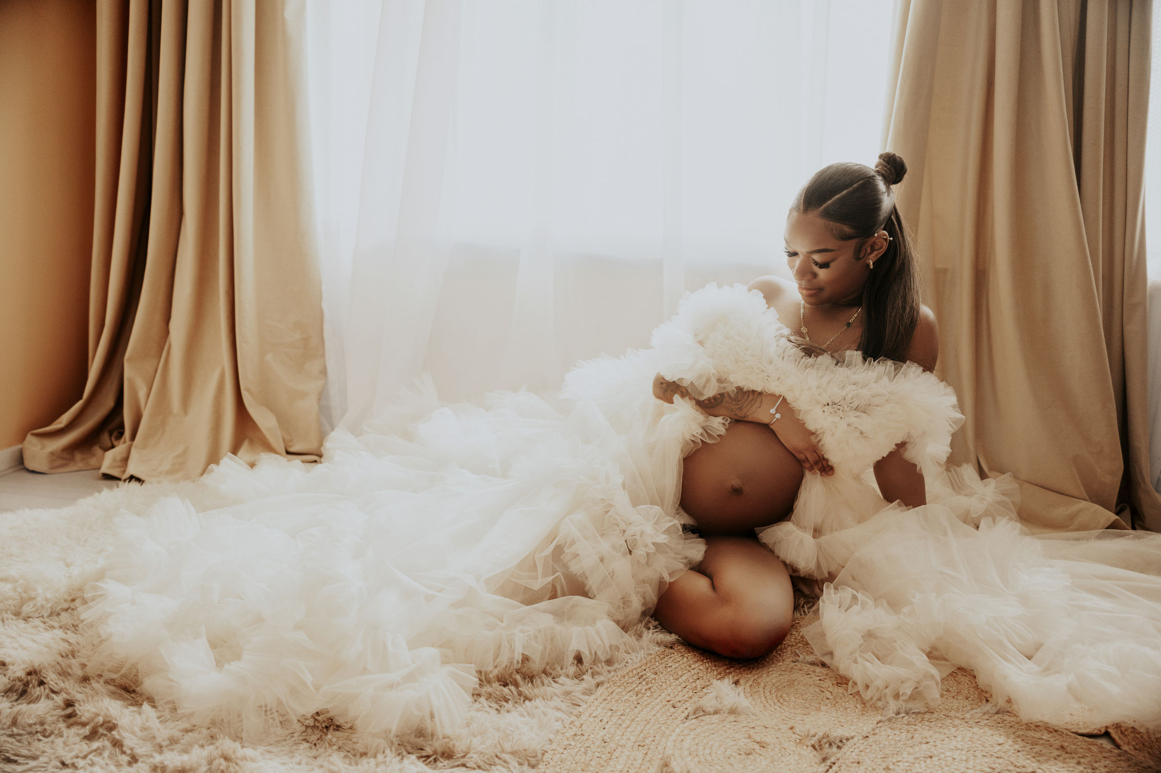 Naturalna fotografia kobiety w ciąży w studiu Polski Fotograf w Holandii w Rotterdamie