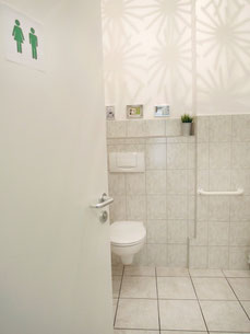 Helles Badezimmer mit Toilette