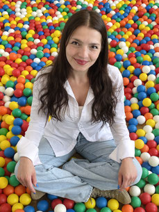 Portrait von Edita in buntem Bällebad