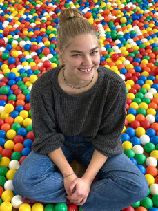 Portrait von Sophie in buntem Bällebad
