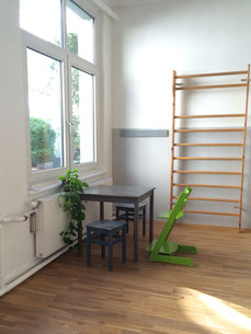 Ergotherapie-Praxis Raum mit Schreibtisch und Sprossenwand