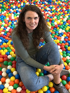 Portrait von Nadine in buntem Bällebad