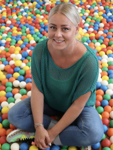 Portrait von Tina in buntem Bällebad