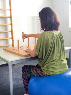 Patientin bei Ergotherapie-Behandlung