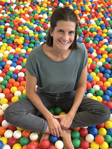 Portrait von Steffie in buntem Bällebad