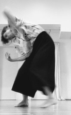 Marieke Heins beim Somatic Dance Flow im COZY. Freies Tanzen