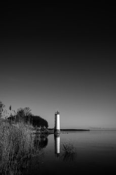 Leuchtturm Maltzien Rügen Mecklenburg Vorpommern Ostsee Bodden Schwarzweiß Fotografie Zen Fineart Print Felix Lachmann Heimatlicht Reflexion