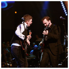 Tobias Rabelink op basgitaar samen met Tim Knol