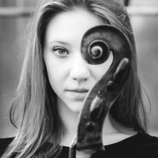 Portrait Musikerin mit Cello 