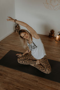 Vinyasa Flow Yoga-Übung mit Conny Weber