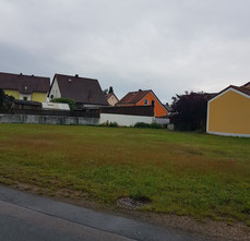 Auf diesem Gründstück in der Etzenrichter Straße in Oberwildenau wird ein Einfamilienhaus gebaut.