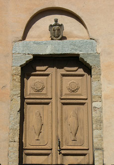 La porte ornée du poisson qui rappelle l'épisode de la vocation d'André et Pierre est surmontée du blason des Colonna