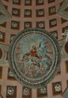 L'Assomption dans un médaillon cerné de feuilles d'acanthe , sur la voûte décorée de rosettes en trompe l'oeil