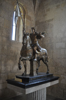 San Gavino à cheval avec la tour symbole de Porto Torrès