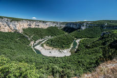 Une descente en Canoë kayak des Gorges de l'Ardèche, vous permet de découvrir des lieux comme le Cirque de la Madeleine