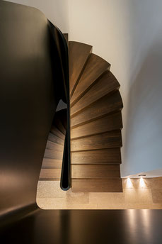Architektur von Stephan Maria Lang, House GR31 Holztreppe mit Schwarzstahlgaelender