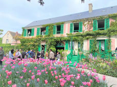 casa giardino di Monet con fiori rosa