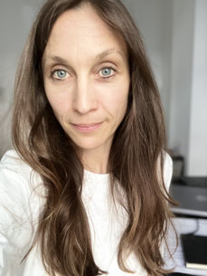 Das farbige Bild zeigt die Psychotherapeutin Dr. Julia Arnhold in ihrer Praxis