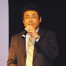「なぜ私は韓国に勝てたか」をテーマに講演する加藤達也氏=23日午後、市民会館中ホール