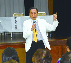 講演する鳩山由紀夫氏=27日、大川公民館