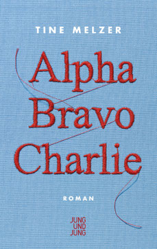 Das Bild zeigt das Cover mit dem gestickten Titel Alpha Bravo Charlie.