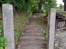 山門と坂