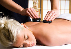 Hot-Stone-Massage mit warmen Öl und Lavasteinen