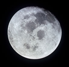 Abb. 1: Aufnahme des Mondes von Apollo 11 am 21. Juli 1969 aus einer Entfernung von etwa 19.000 Kilometern. Hier kann man gut die "Mare" des Mondes betrachten.